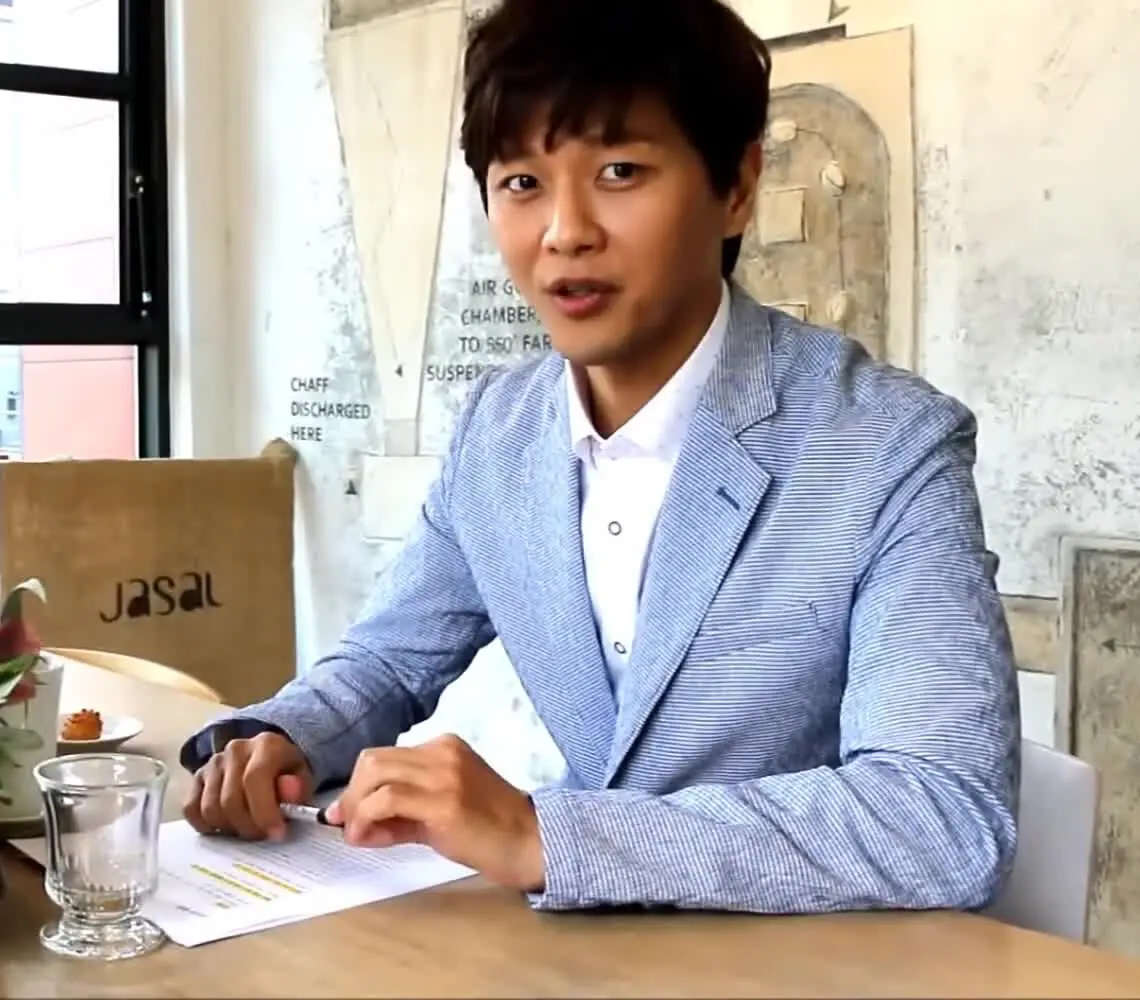 Sänger Kim Hyun-sung (Szene aus einem Interviewvideo von Naeil Tour, 2017)