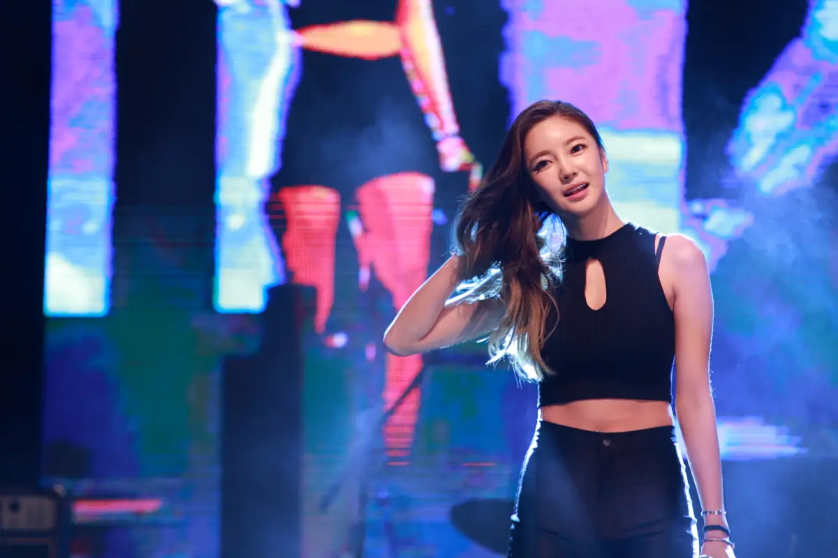 Penyanyi NS Yoon-G (persembahan di Kyung Hee Cyber University, 2014)